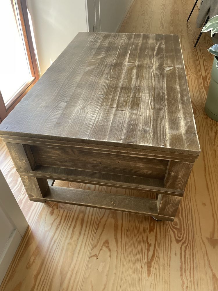 Mesa de café com sistema de elevação