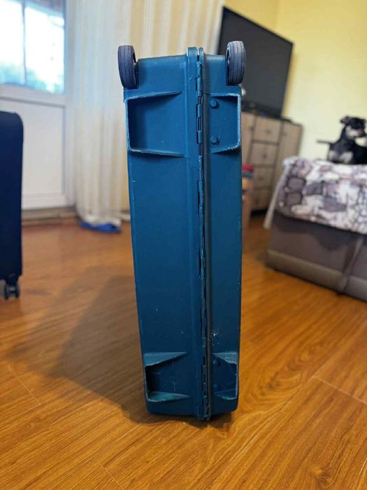 Продам пластиковые чемоданы.