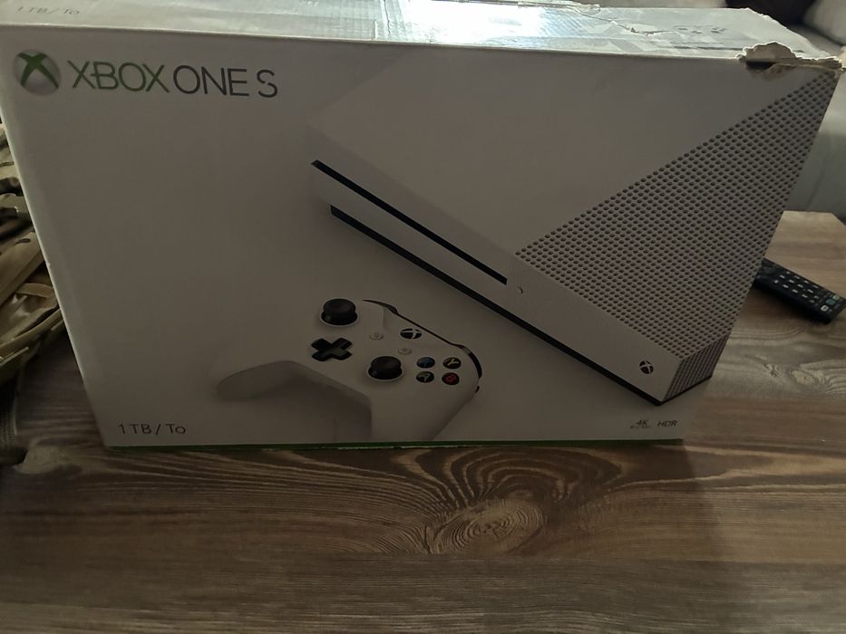 Xbox one s com 2 comandos e 3 jogos
