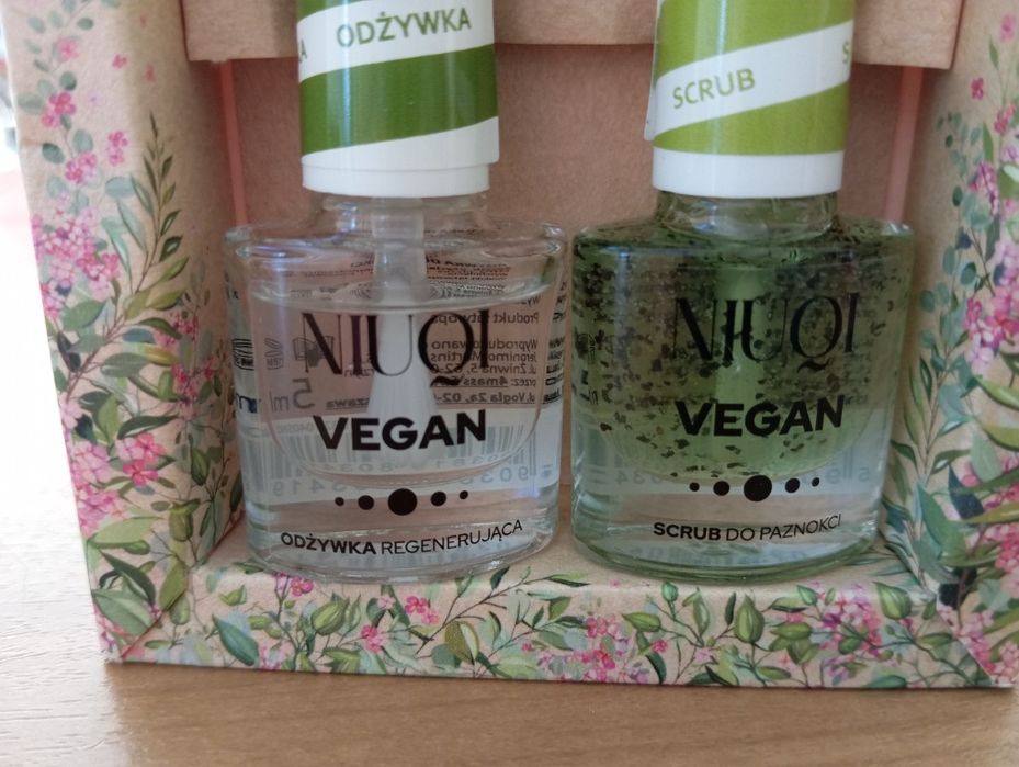 Lakiery : NiUQi odżywka +scrub
