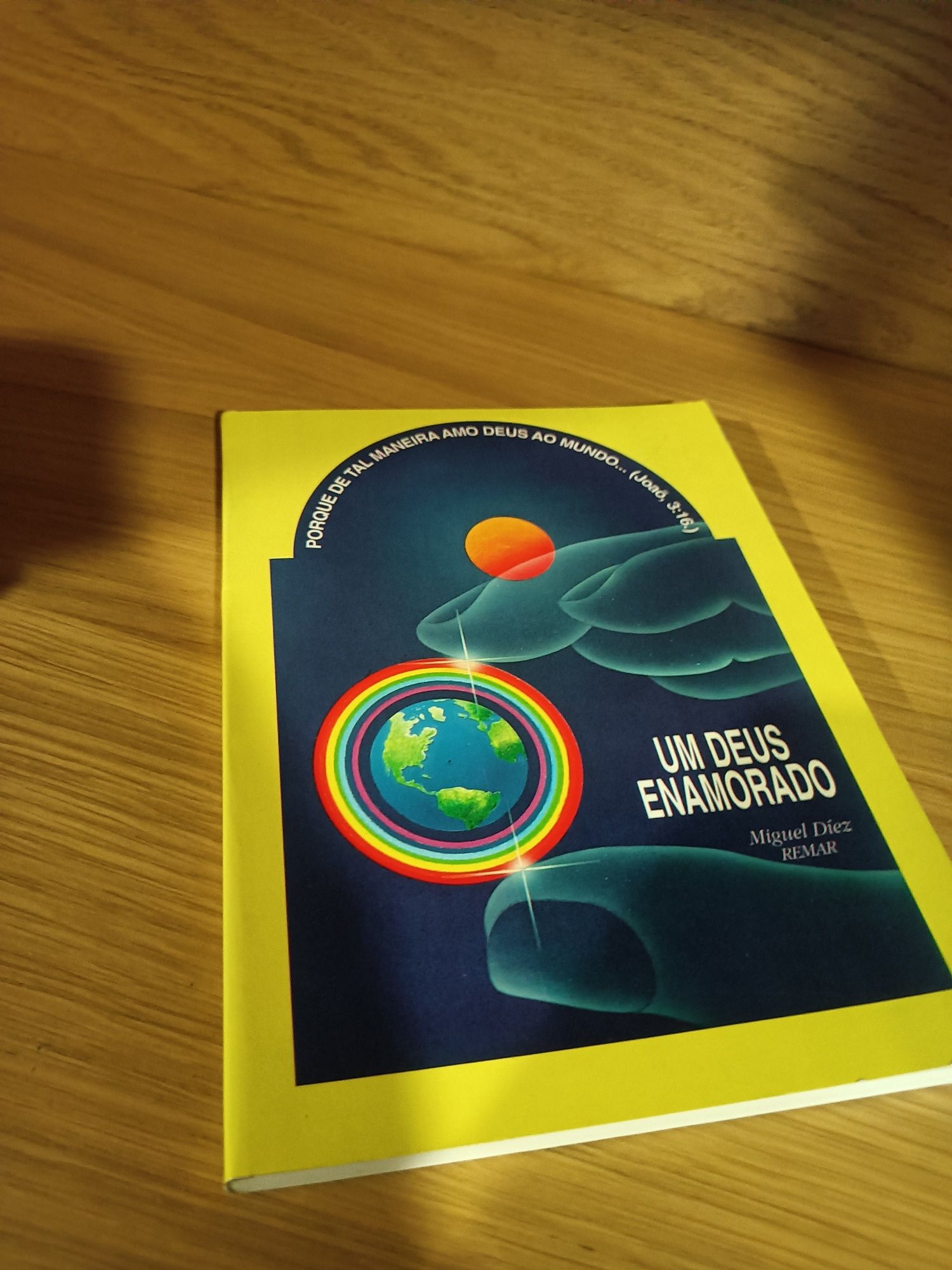 Vendo o Livro: Um Deus enamorado
