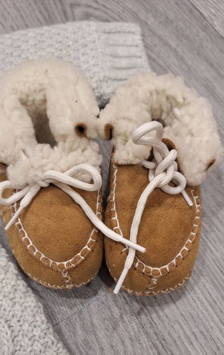 В'язаний теплий комбінезончик та теплі пінетки