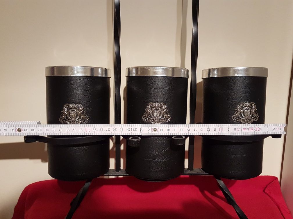 Elegancki pojemnik na butelki alkohol ładną wystawa