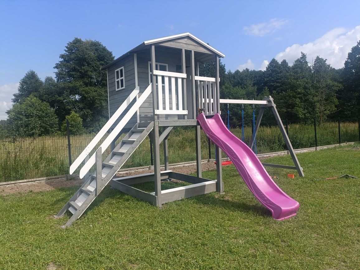 Plac zabaw, domek dla dzieci, domek drewniany, huśtawka, zjeżdżalnią,