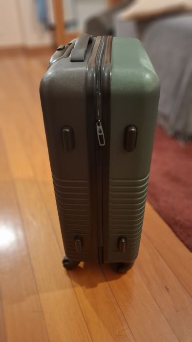 Mala de Viagem Média 4 Rodas Preta e Verde Milão
Pack It