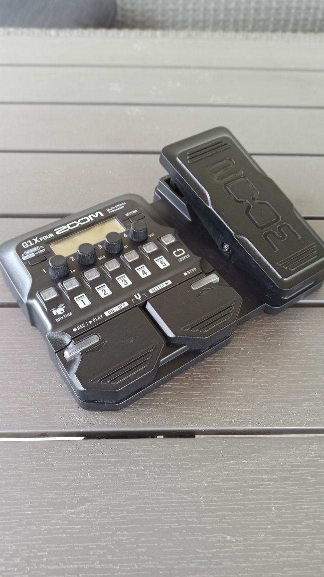 ZOOM G1X FOUR — процесор ефектів + барабани і лупер!