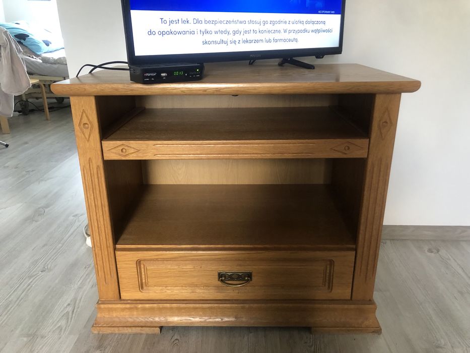 Komoda drewniana.
