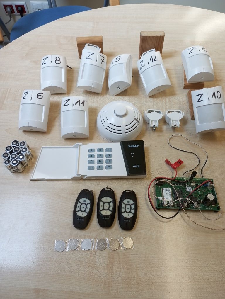 Alarm SATEL - centralka, manipulator, 8 czujek, 1 dymowa, sprawne