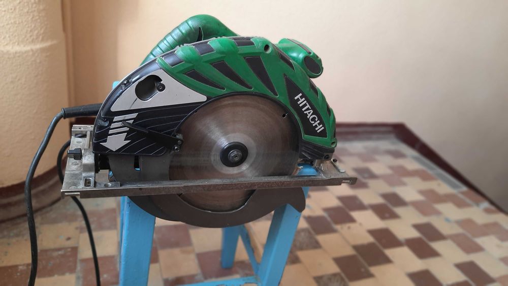 Ручна циркулярна дискова пилка Hitachi C9U2