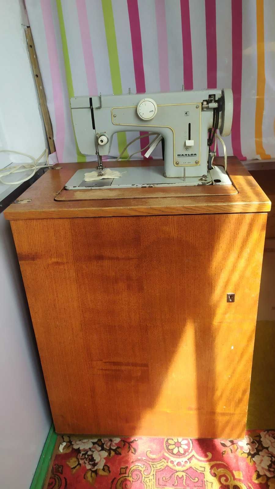 Швейна машинка з тумбою та електромотором
