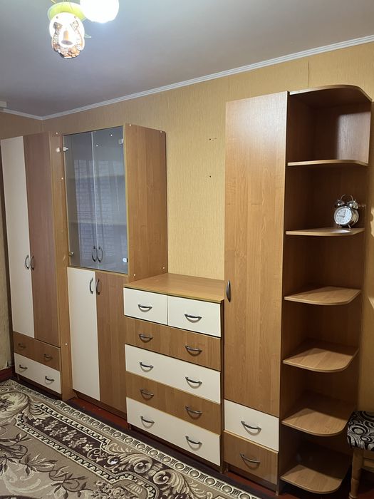 Меблева стінка в кімнату