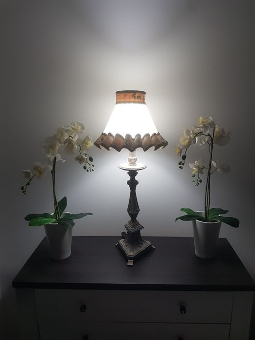 Piękna lampa stojąca z abażurem