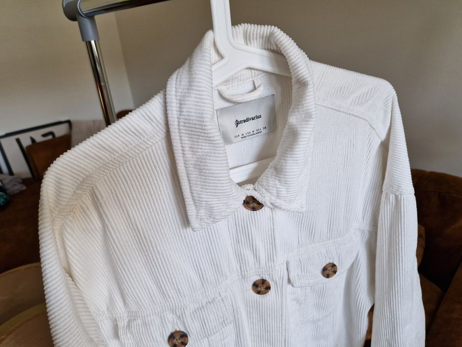 Kurtka koszula sztruksowa oversize Stradivarius M biala kremowa