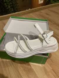 Босоніжки сандалі білі нові