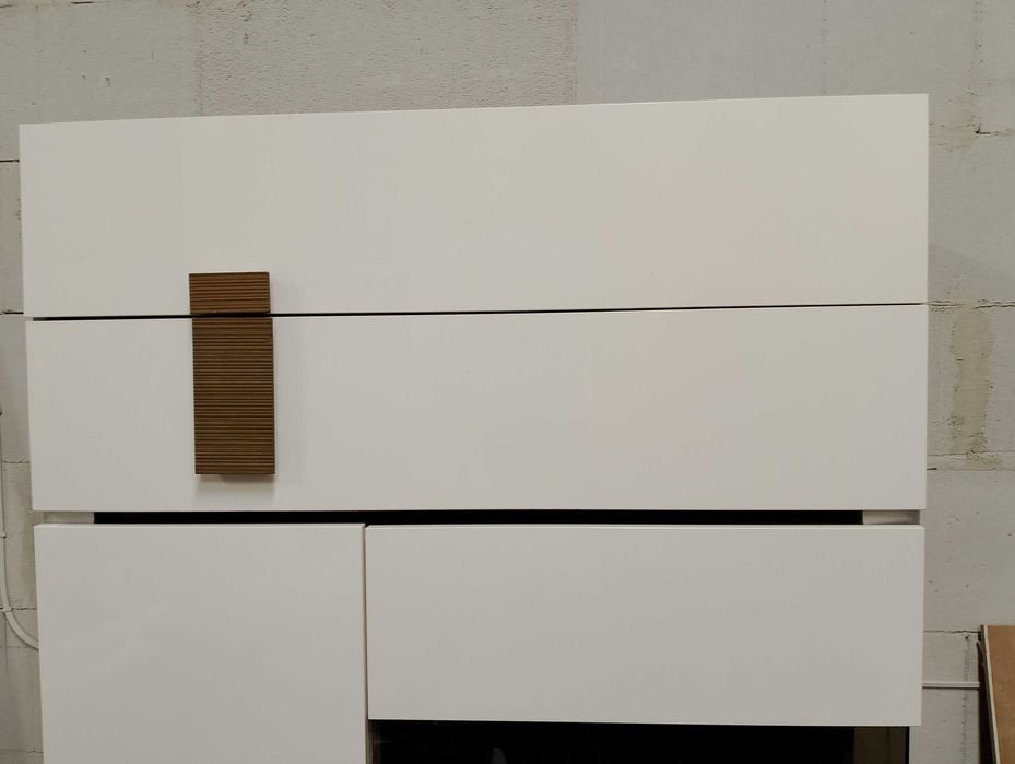 Sprzedam półkę pod TV + witrynę szklaną – Red & White