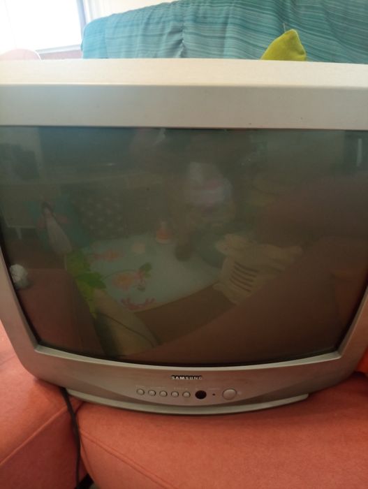 Tv pequena antiga a funcionar