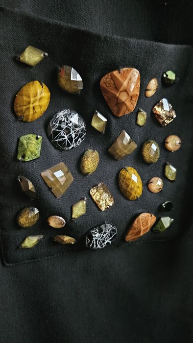 Mała czarna sukienka z kolorowymi kamieniami, TABOO, roz. 42