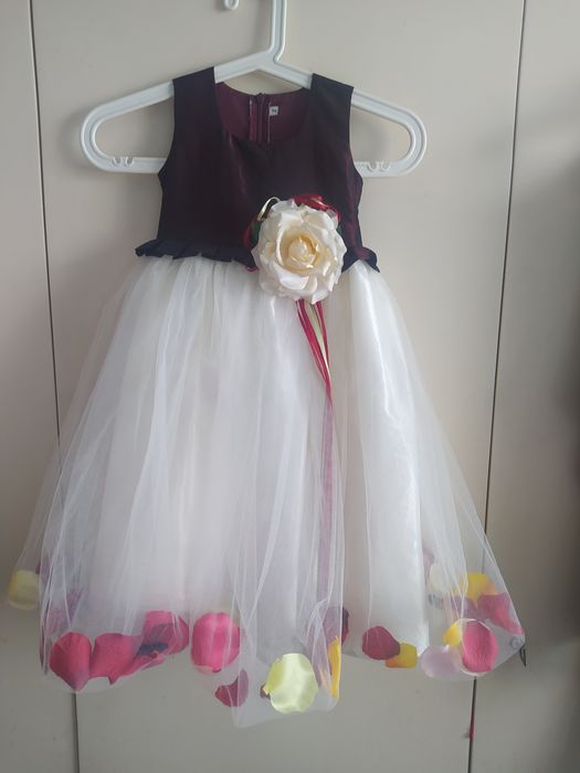 Cudownie tańcząca sukienka z płatkami kwiatów 4-6 lat 

Posiada warstw