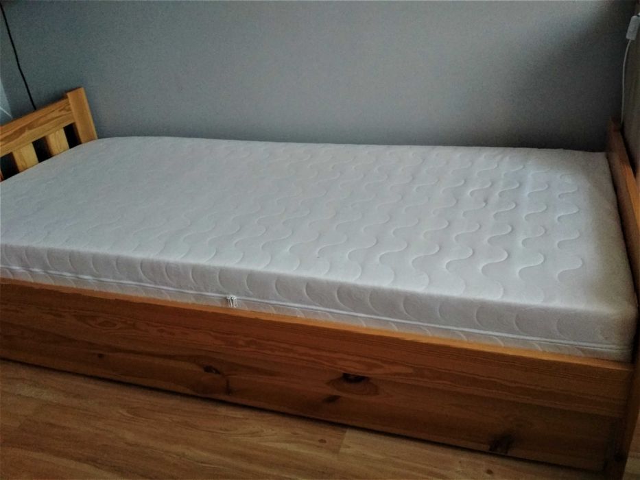 łóżko drewniane sosnowe wymiary 200/90 cm (młodzieżowe) plus materac