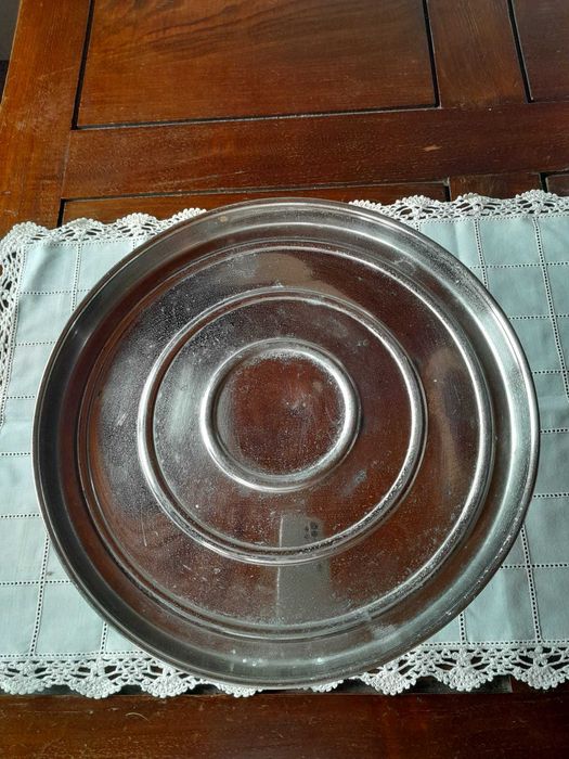 Prato de metal com pé – 29 cm de diâmetro