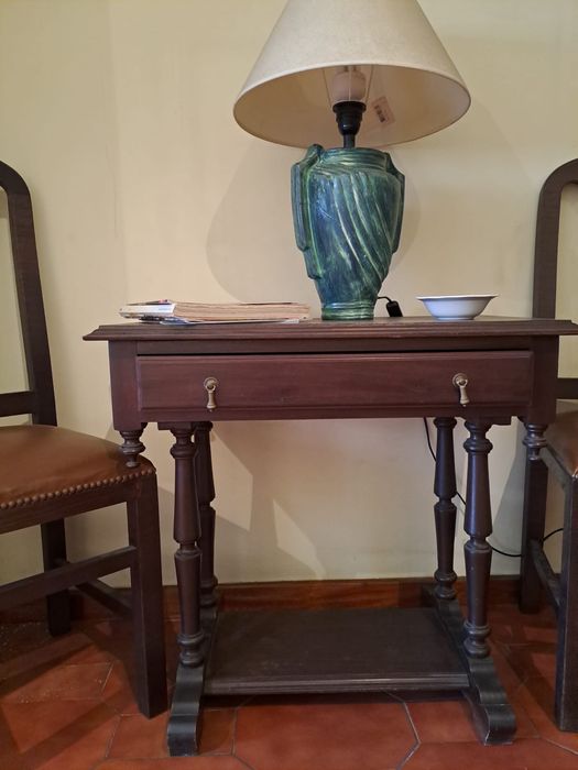 Mesa de apoio em castanho velho