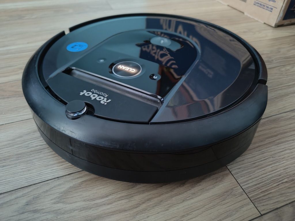 IROBOT Roomba I7+ ze stacją CLEANBASE.