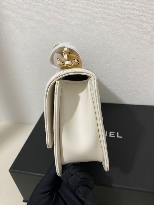 Bolsa CHANEL Classic Flap Original – Couro Branco com Ferragem Dourada