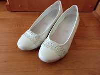 Białe buty, pantofelki na małym obcasie na różne okazje, rozmiar 38