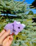 Własnoręcznie szydełkowany mini triceratops pluszak