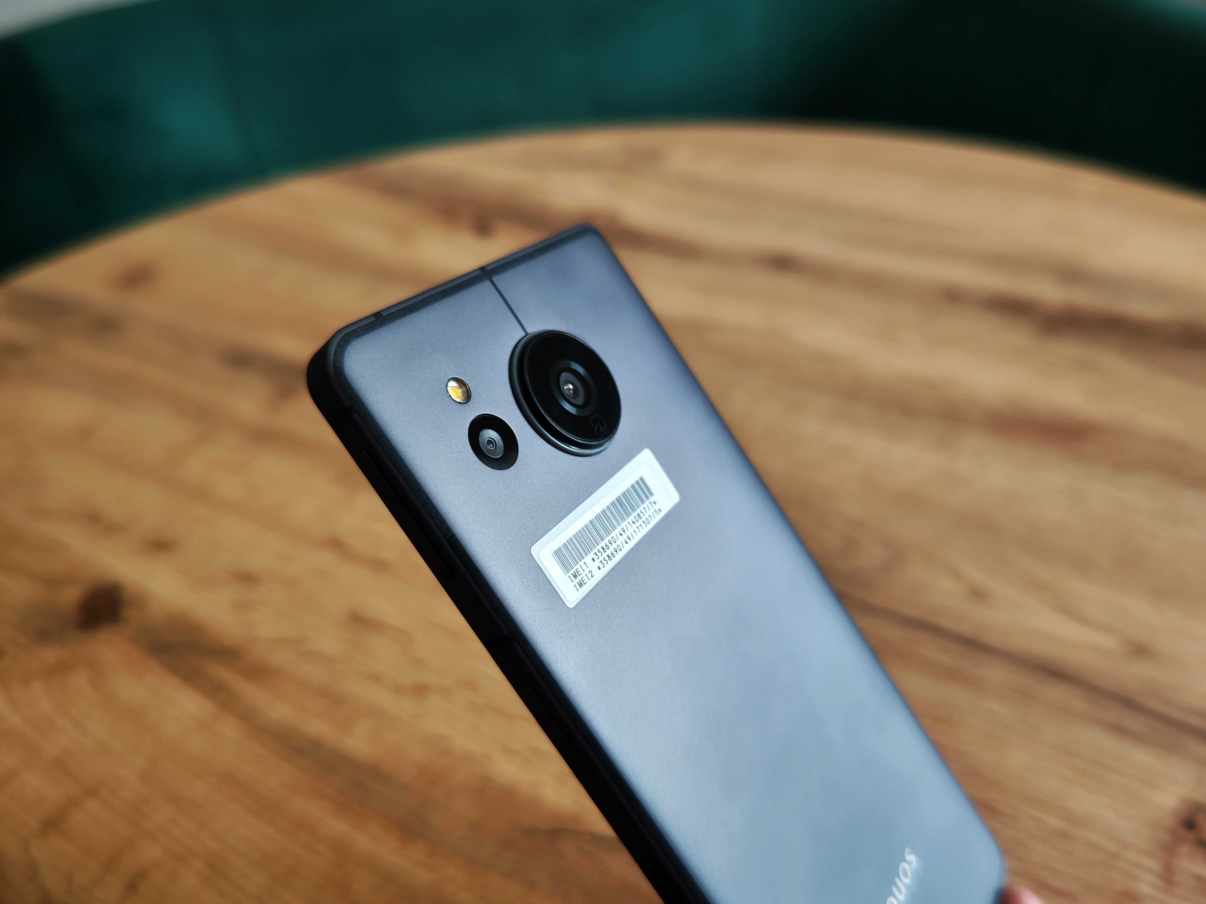 Компактний смартфон Sharp AQUOS A208SH(2sim,5050ma,IP68,6.4"240гц,ip68
