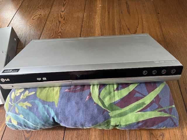 NAGRYWARKI DVD - Panasonic DMR-EX80S i LG DR 389