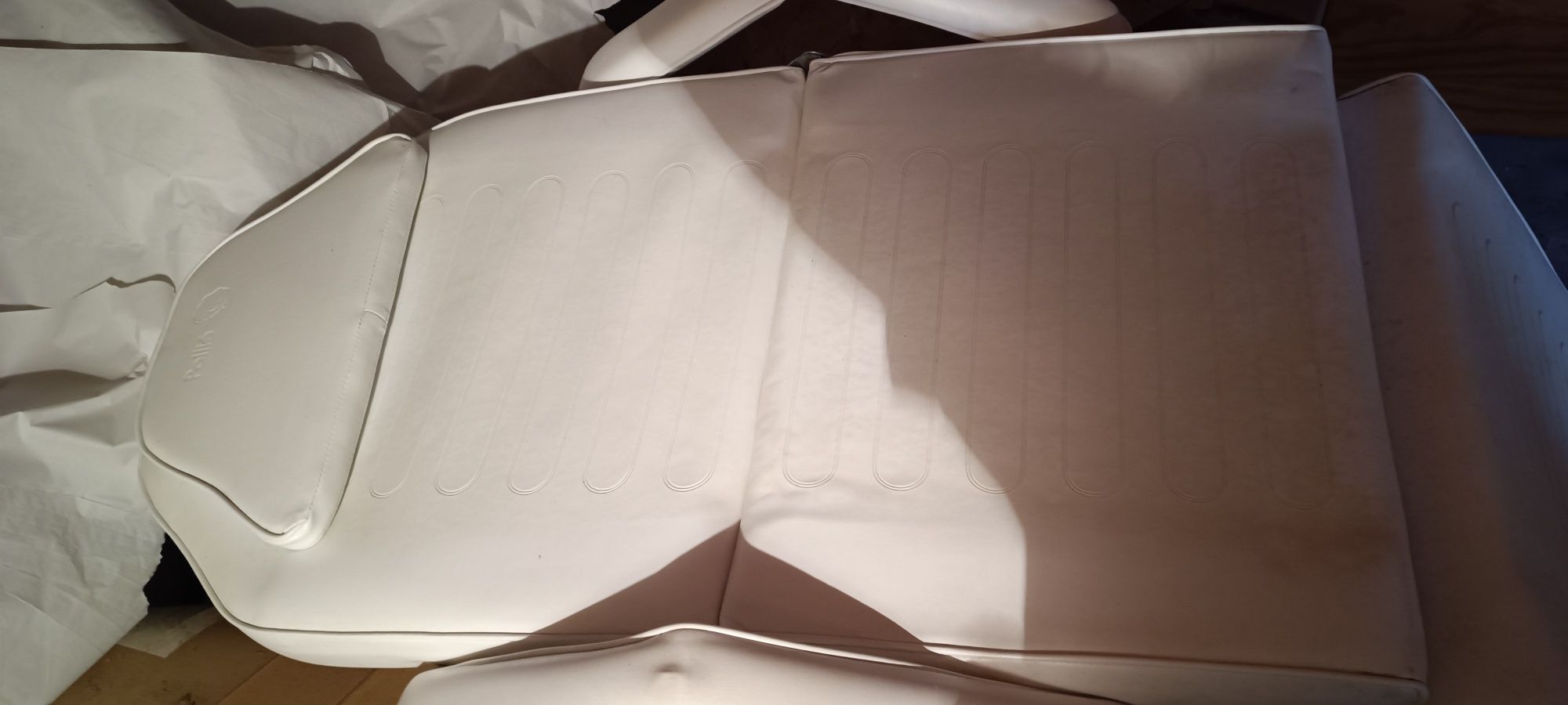 Marquesa, lupa, mesa ajudante, com itens de cabeleireiro