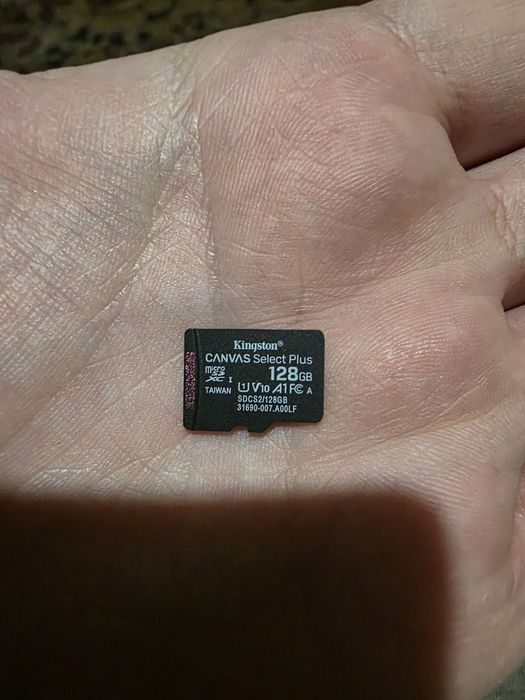 Карта пам'яті (на 128гб)
