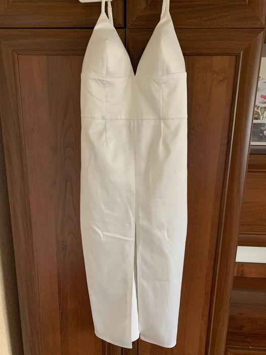 Біла сукня, довжина міді