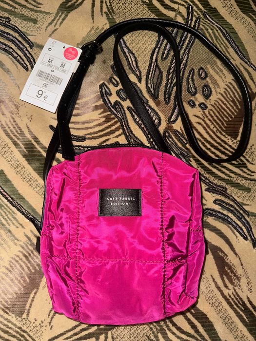 Маленька сумка через плече рожевого кольору