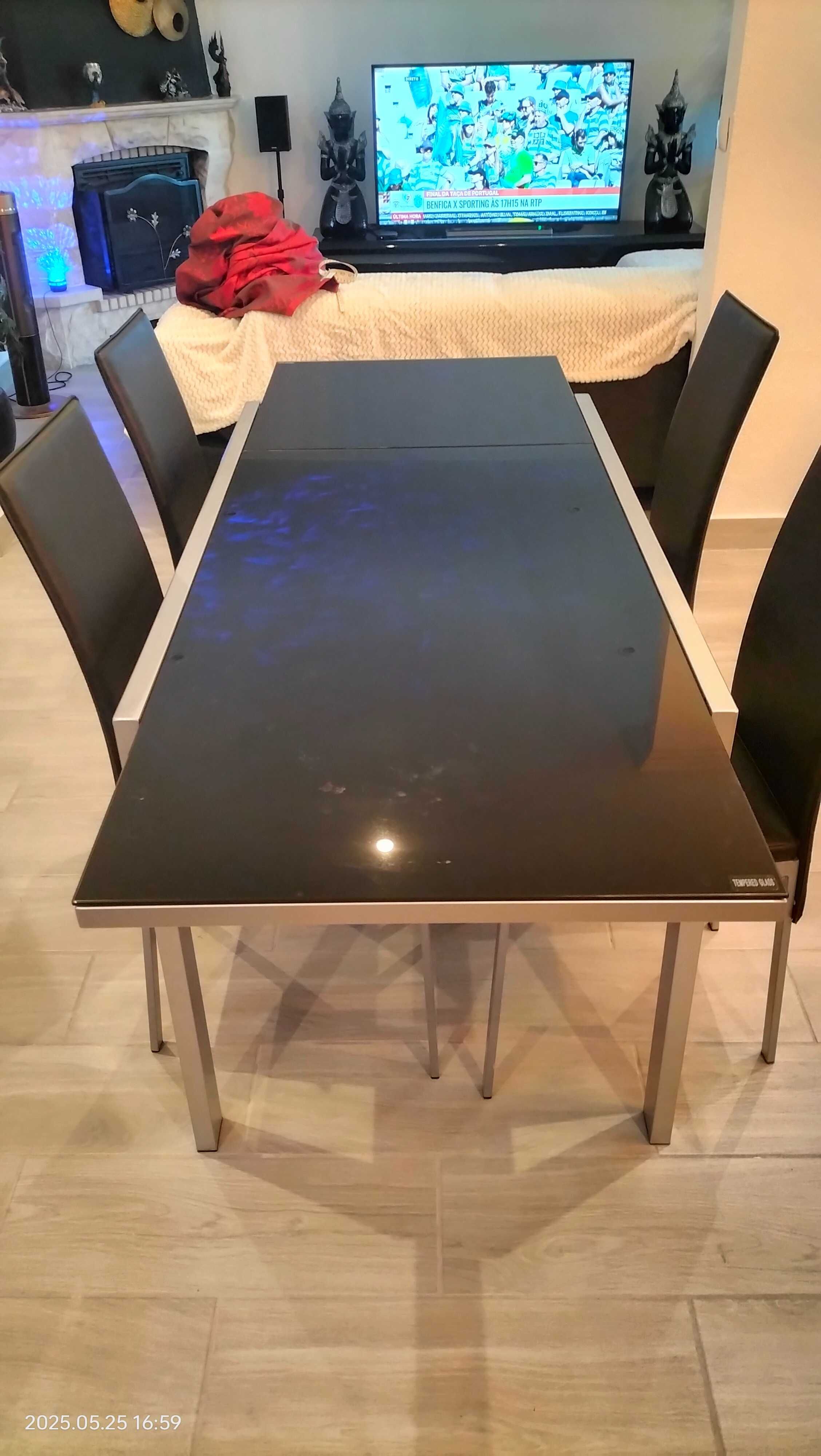 Mesa extensível com 4 cadeiras
