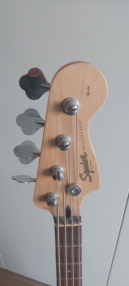 Baixo Fender Squier Precision
