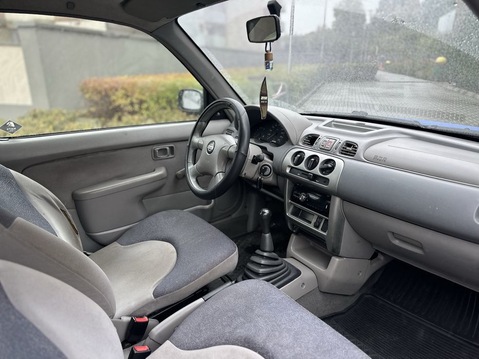 Nissan micra pali 6.0 litrow po miescie