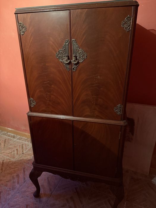 Antyczna szafa, kredens