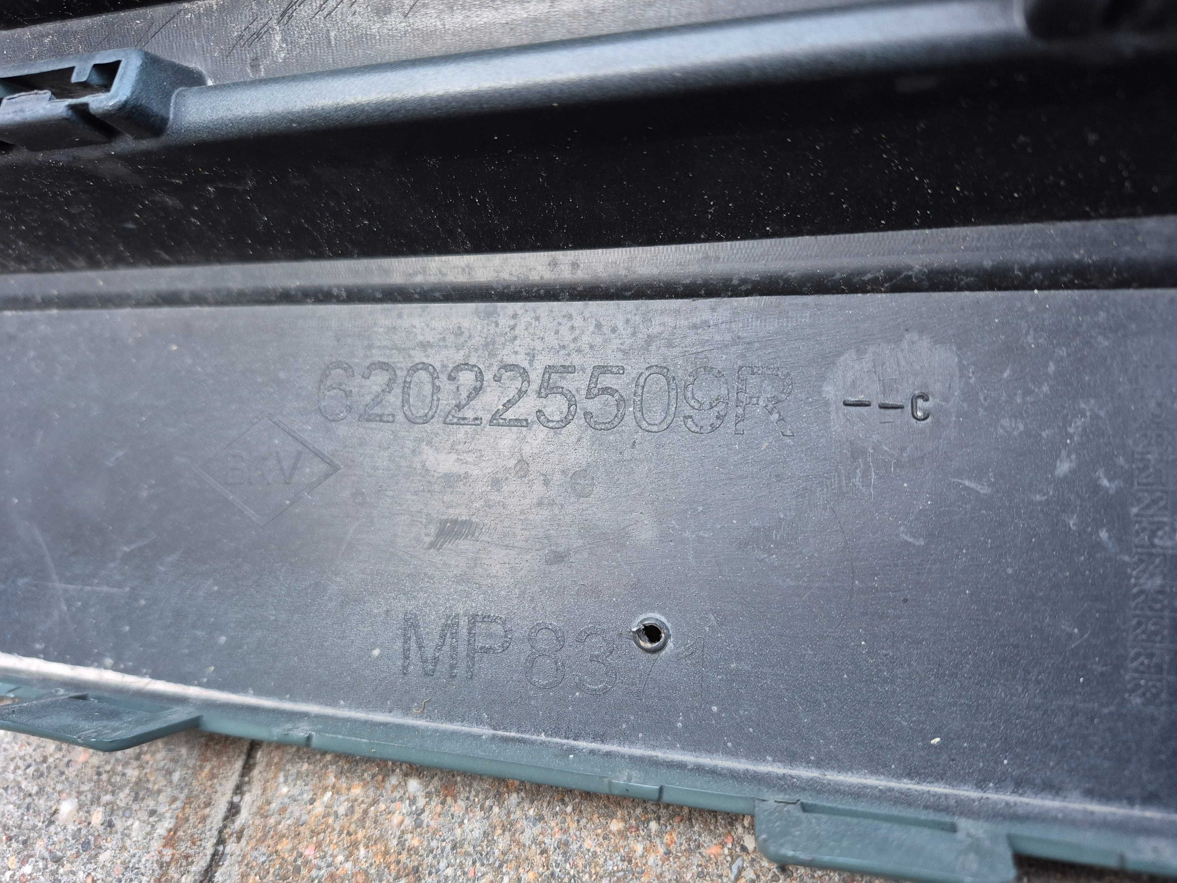 Dacia Sandero III Stepway 20- Zderzak przód przedni oryginalny