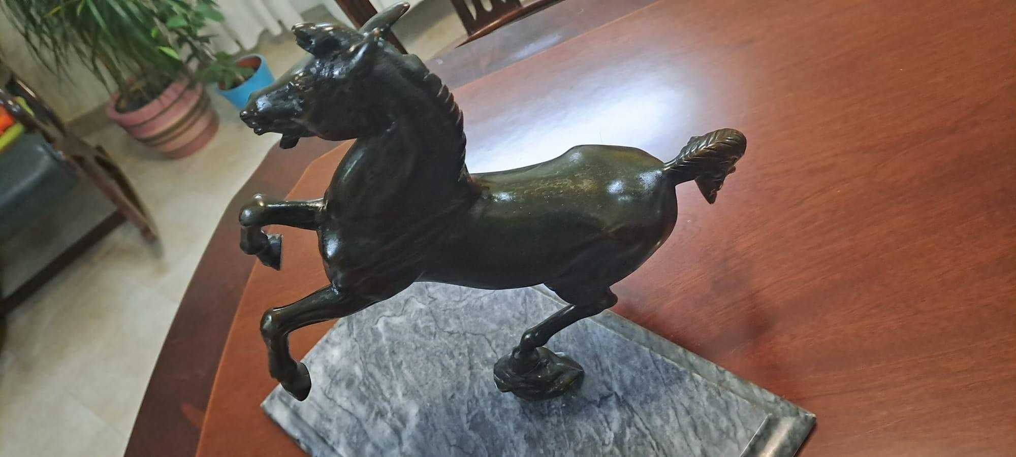 Cavalo em Bronze  com base em marmore