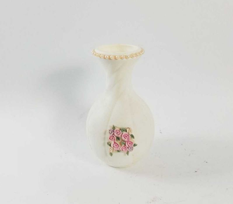 Jarro vintage de porcelana branco e motivos florais.