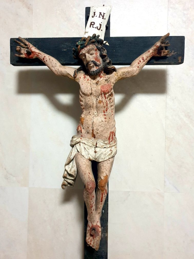 Grande crucifixo Sec. XVIII em madeira esculpida com base Memento Mori