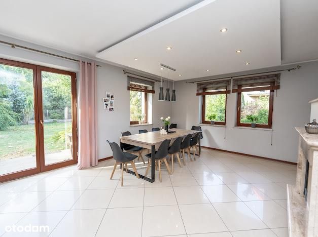 Czernica, dom w zieleni