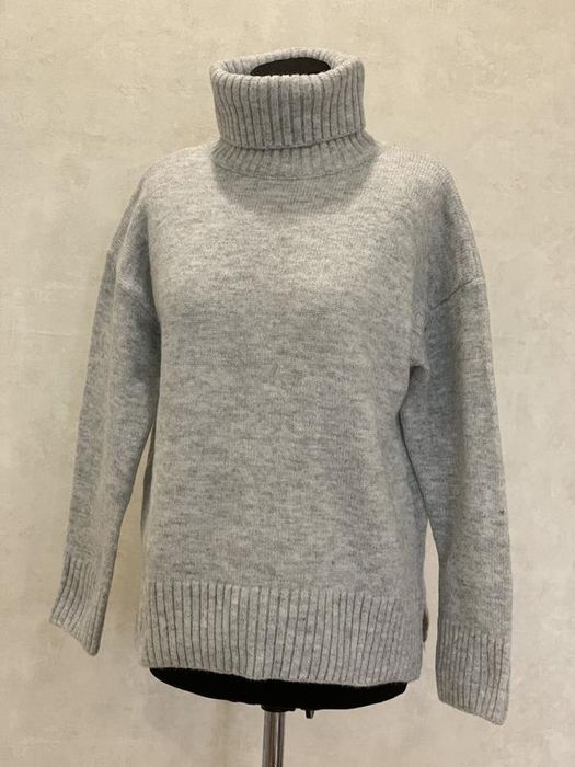 Базовий теплий сірий светр светрик під горло s /m розмір