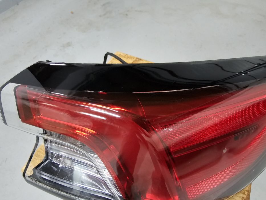 Ford Escape lampy tyl L+P titanium