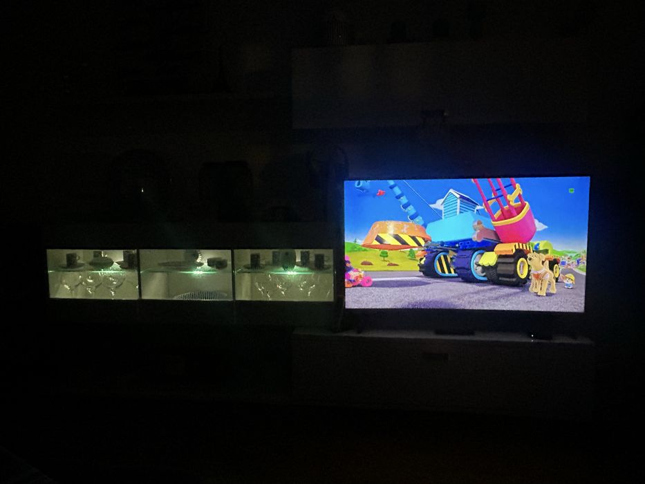 Movel de Sala e de TV com arrumação e iluminação decorativa.