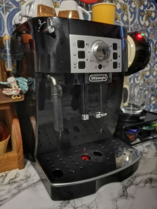 Máquina de café com moedor Delongui Magnífica S como nova com caixa