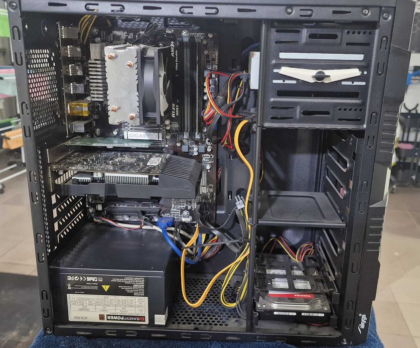 Komputer stacjonarny - gamingowy - PC + Monitor MSI