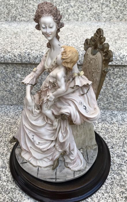 Estátua antiga marfinite - mãe com filho ao colo